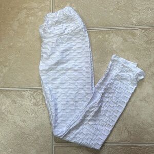 White textured scrunch butt leggings